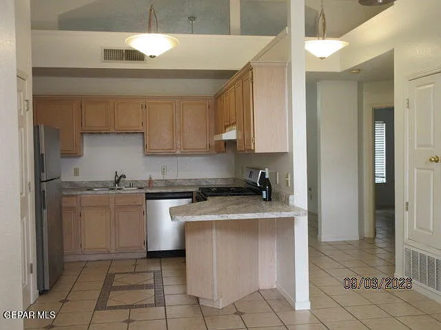 4 bed, 2.0 bath, 1548 sqft, $1,850 — Photo 4