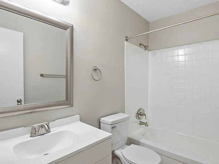 Colonial Pointe Apartments — Photo 8