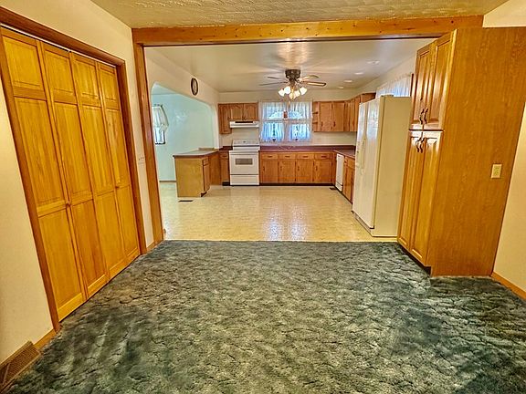 4th image of 100 Maple St