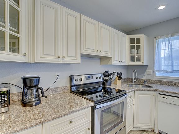 3rd image of 2708 NE 14th Street Cswy APT 5