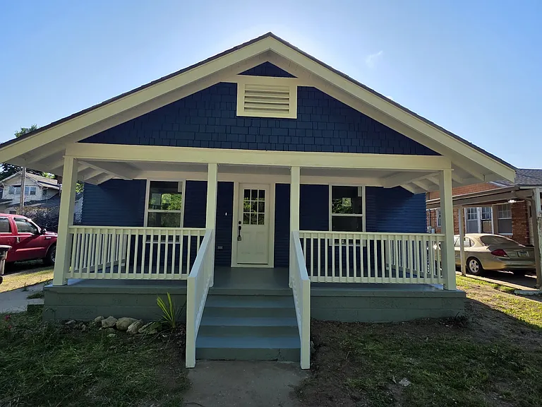 1201 N Summit St — Photo 1