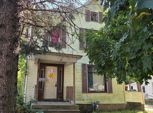 25 W Pleasant St, Freeport, IL 61032