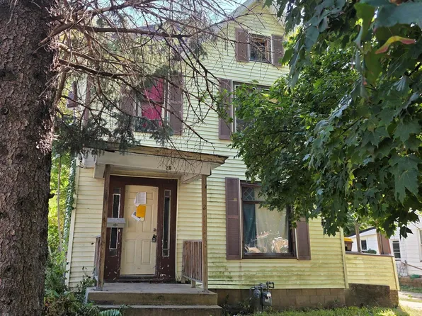 25 W Pleasant St, Freeport, IL 61032