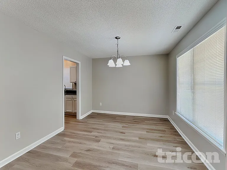 4417 Woodlawn Dr — Photo 3