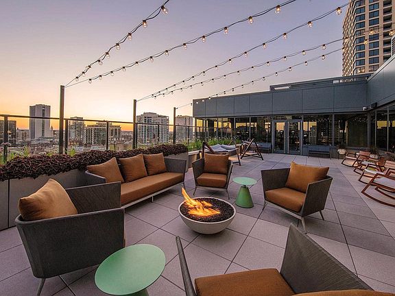 Marlowe Apartments Chicago Rooftop Terrace with Firepit and Couches