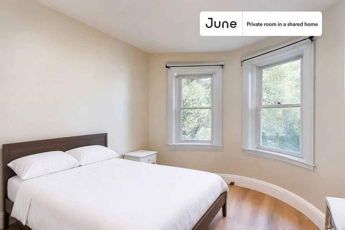 Queen bedroom in 5 bed/2 bath home in Brighton #1403 A — Photo 1