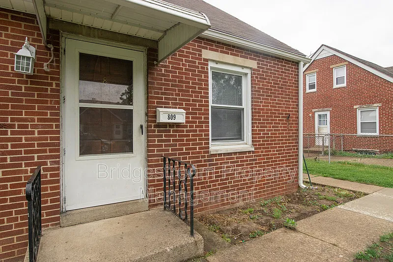 3 bed, 1.0 bath, 955 sqft, $895 — Photo 2