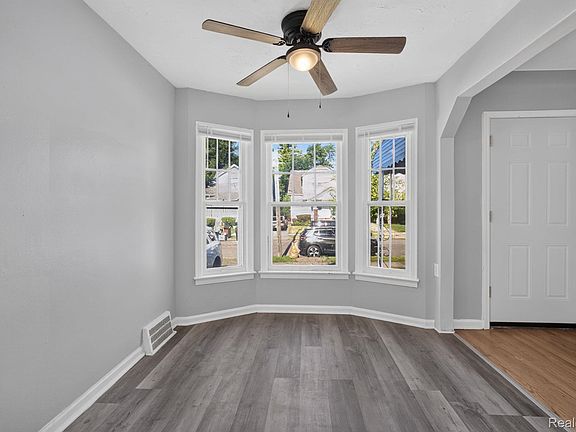 5th image of 20206 Greeley St