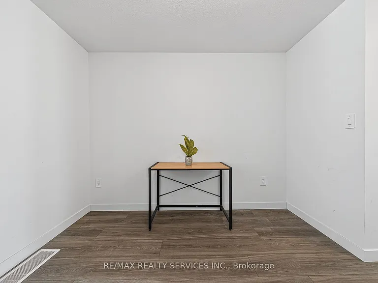 95 Queensbrook Cres — Photo 10