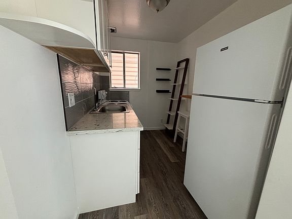 5th image of 3010 Clay St APT 1