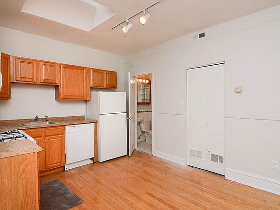 3rd image of 1009 N Sacramento Ave APT 3R
