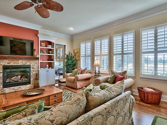 Great Room w gas Fireplace