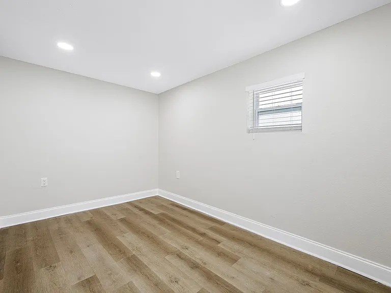 129 Danube Ave — Photo 10