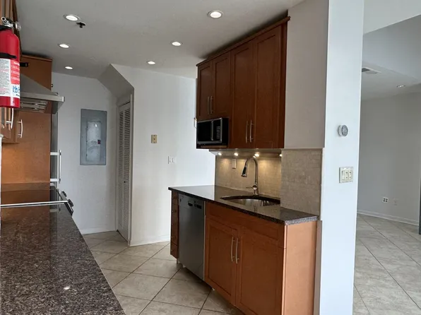 600 Harbor Boulevard image 7 of 32