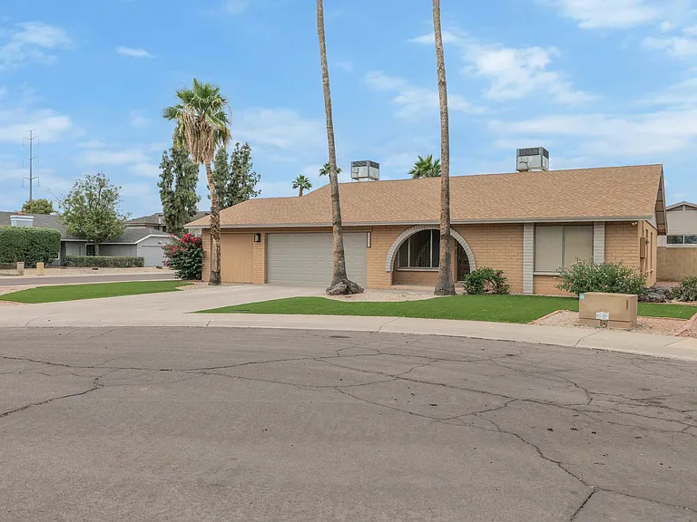 10440 E Becker Ln — Photo 2