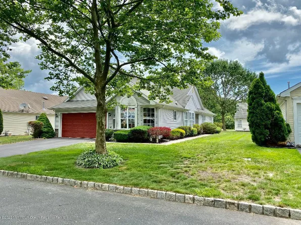 4 Round Valley Ct, Lakewood, NJ 08701