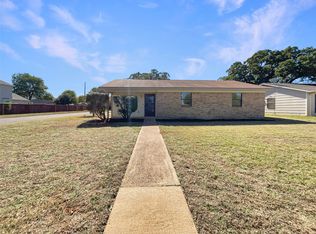 928 Shady Oaks Dr, Kennedale, TX 76060