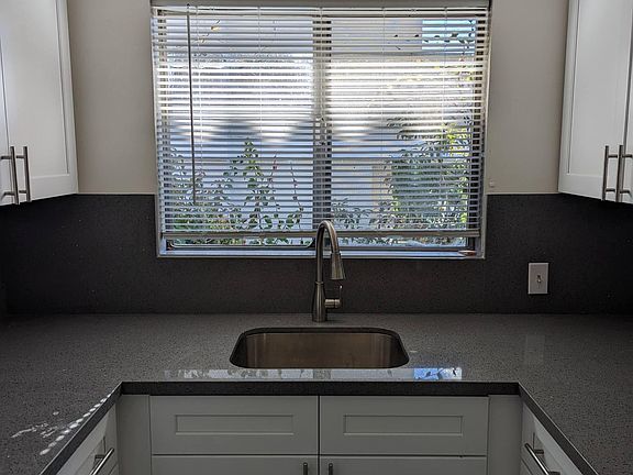 5th image of 816 N Hudson Ave #4