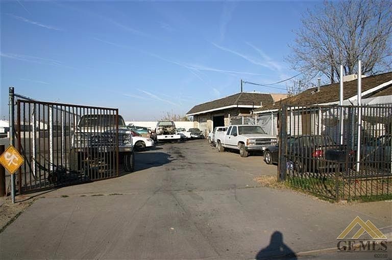 2nd image of 900 Tulare St