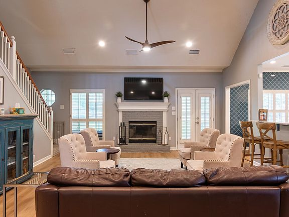5th image of 912 Park View Dr