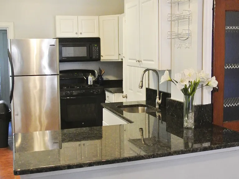 2503 Carpenter St — Photo 1