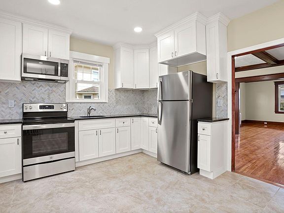 All Brand New Kitchen w/Spacious Eat-in Area