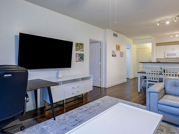 4th image of 720 S Sapodilla Avenue #402