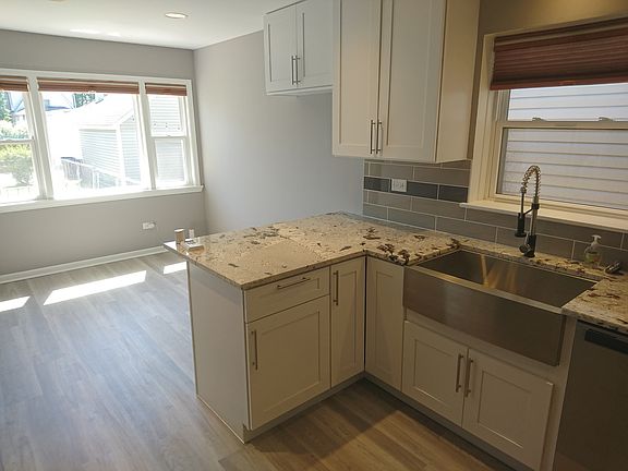 4th image of 3625 N Plainfield Ave