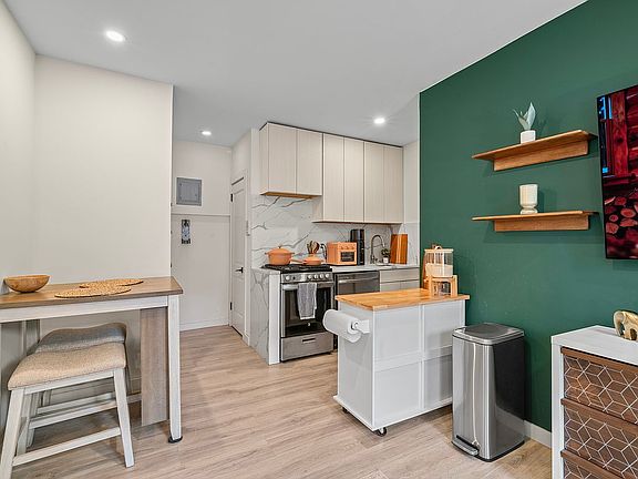 4th image of 300 8th Ave APT 1M