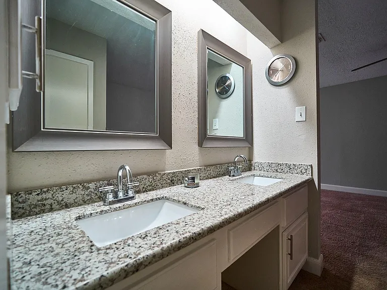 923 Kenforest Dr — Photo 16
