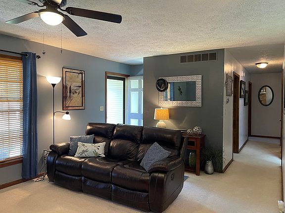 4th image of 48 Roscoe Ct