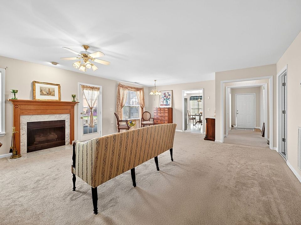1st image of 24 Holland Park Ln