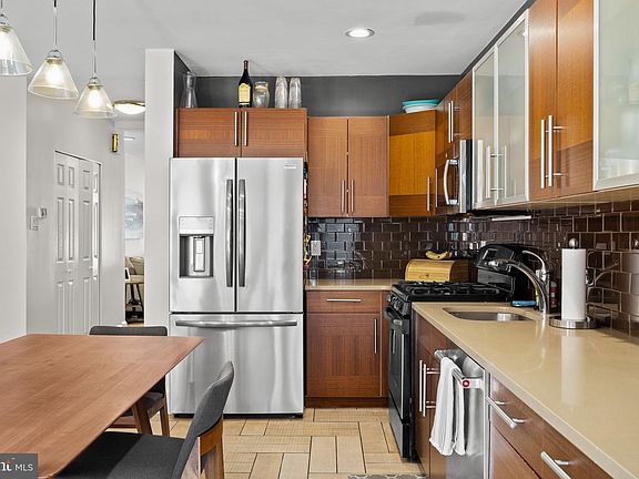 5th image of 1428 Pemberton St