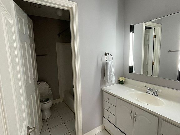 5th image of 16W540 Lake Dr APT 9-201