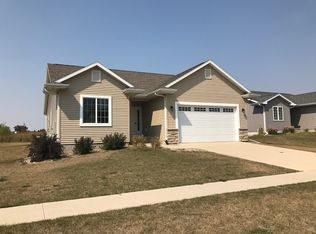 1225 Ashworth Dr, Cedar Falls, IA 50613