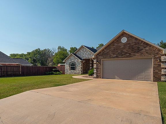 3rd image of 1401 Monarch Dr