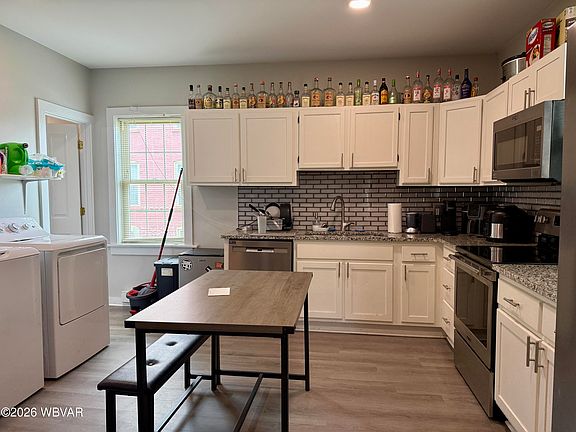 3rd image of 942 W 3rd St