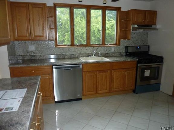4th image of 32 Westview Ave