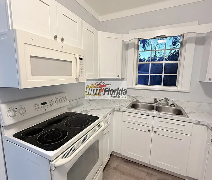 320 Walnut St — Photo 10