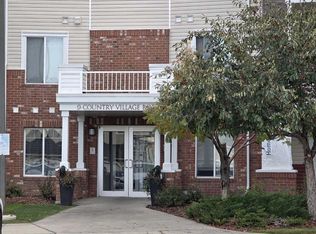 9 N Country Village Bay NE #404, Calgary, AB T3K 5J8