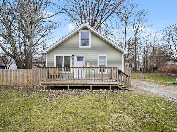 507 N Walnut St, Fenton, MI 48430