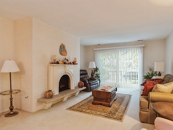3rd image of 140 Franklin Pl E APT 101