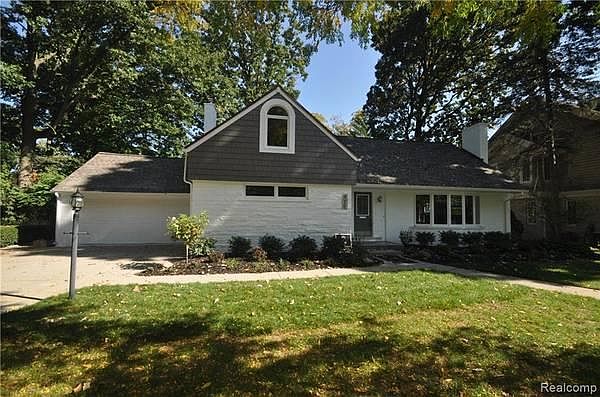 1st image of 15950 Luxemburg Ave