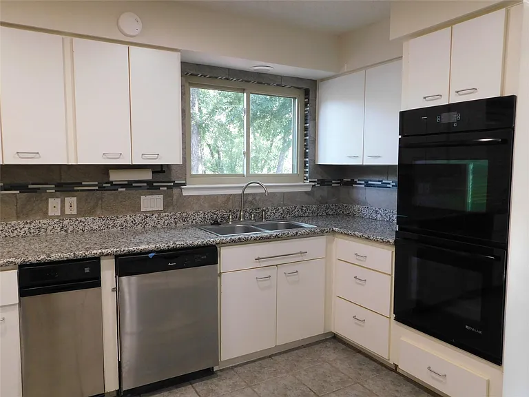 1006 Porpoise St — Photo 13