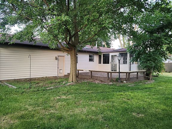 3 season room with large deck