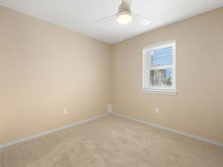 304 SE B St — Photo 13