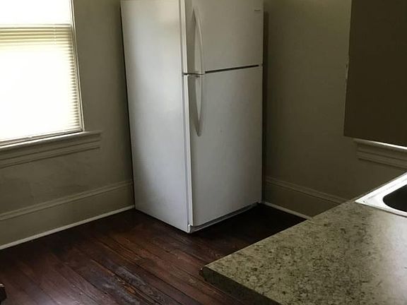 3rd image of 1136 12th St SE