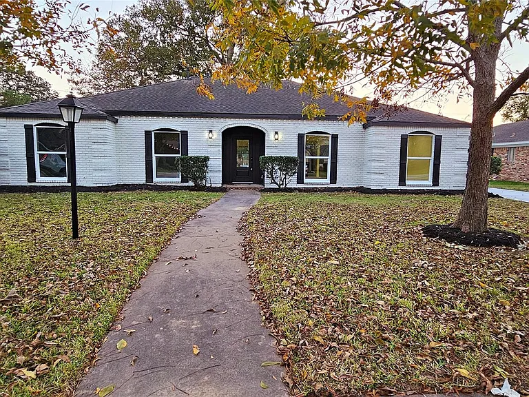 18630 Prince William Ln — Photo 1