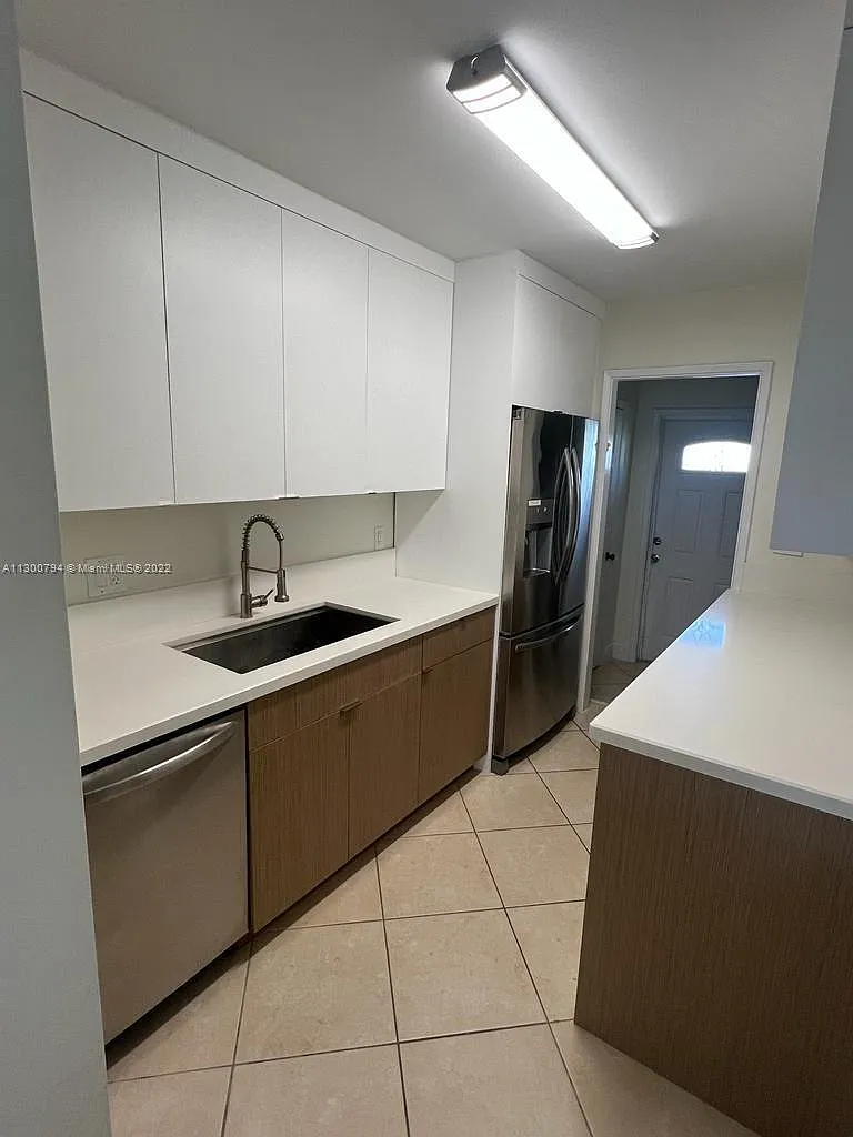 2755 NE 28th Ave — Photo 4