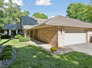 1105 Hollybrook Dr, Wayzata, MN 55391
